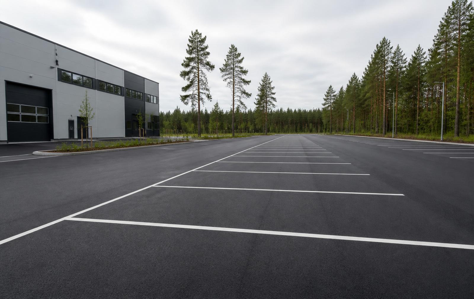 Nyasfalterad företagsparkering med markering